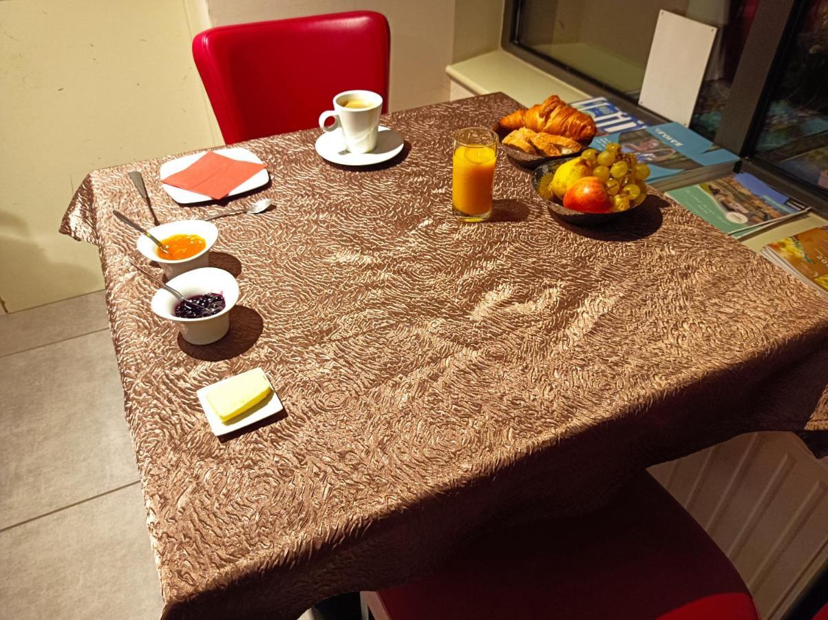 Les Pierres Folles Bed & Breakfast Rozier-en-Donzy Екстериор снимка