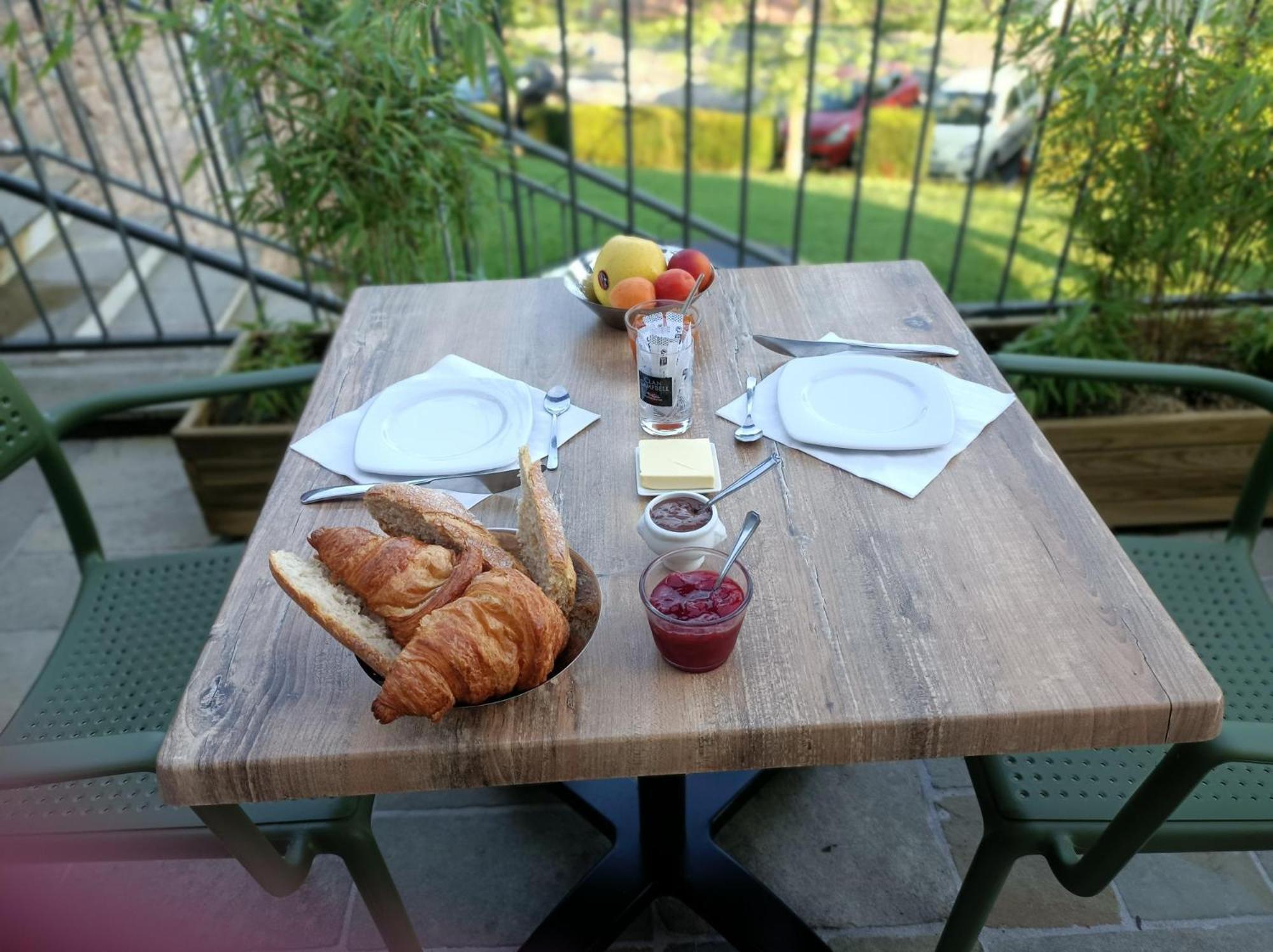 Les Pierres Folles Bed & Breakfast Rozier-en-Donzy Екстериор снимка